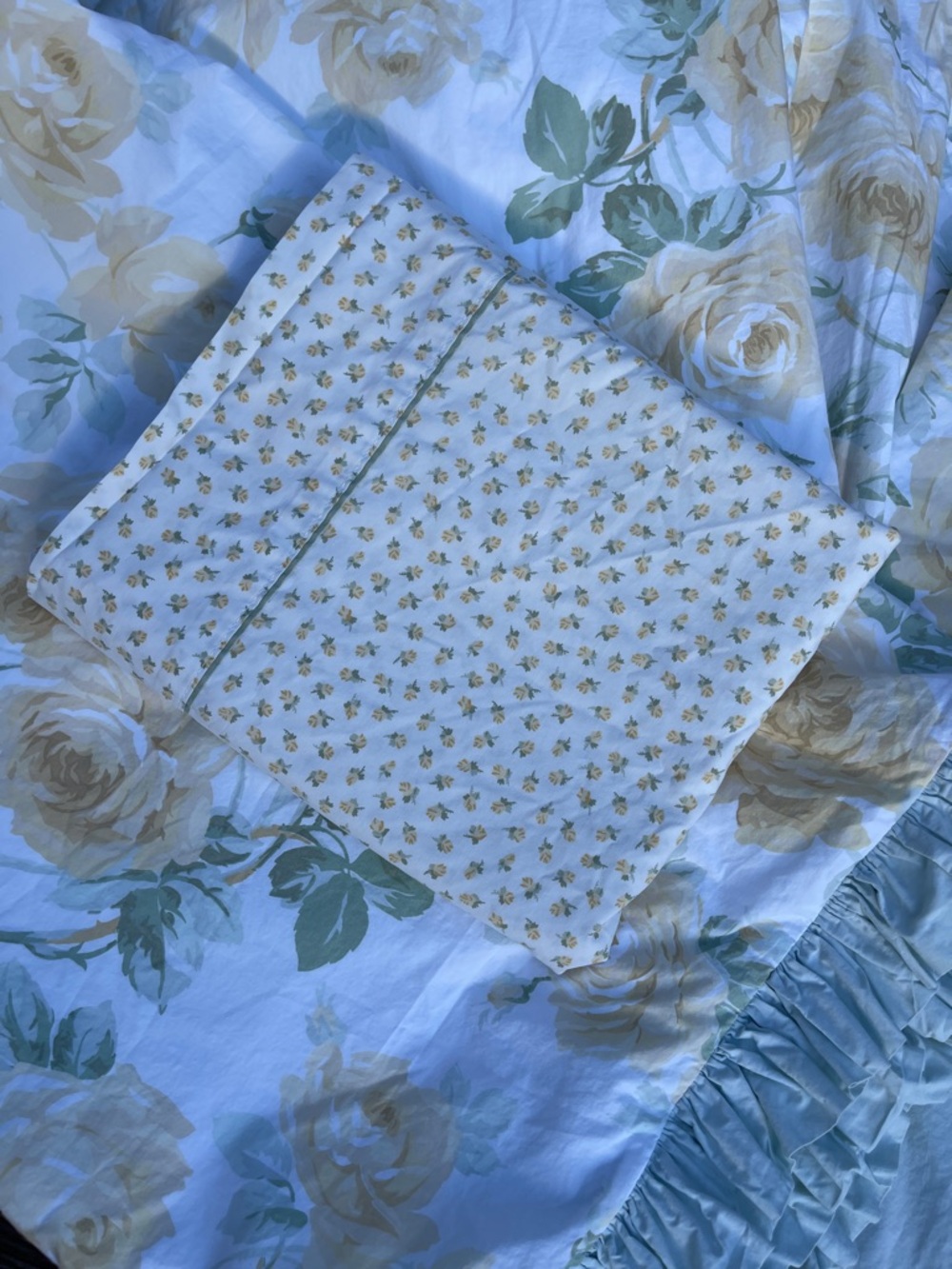Waverly Queen, flat sheet yellow rosebud